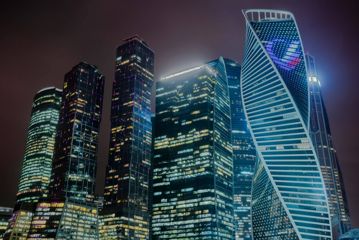 Moskaubeleuchtete Extrem Hohe Wolkenkratzer Wallpaper