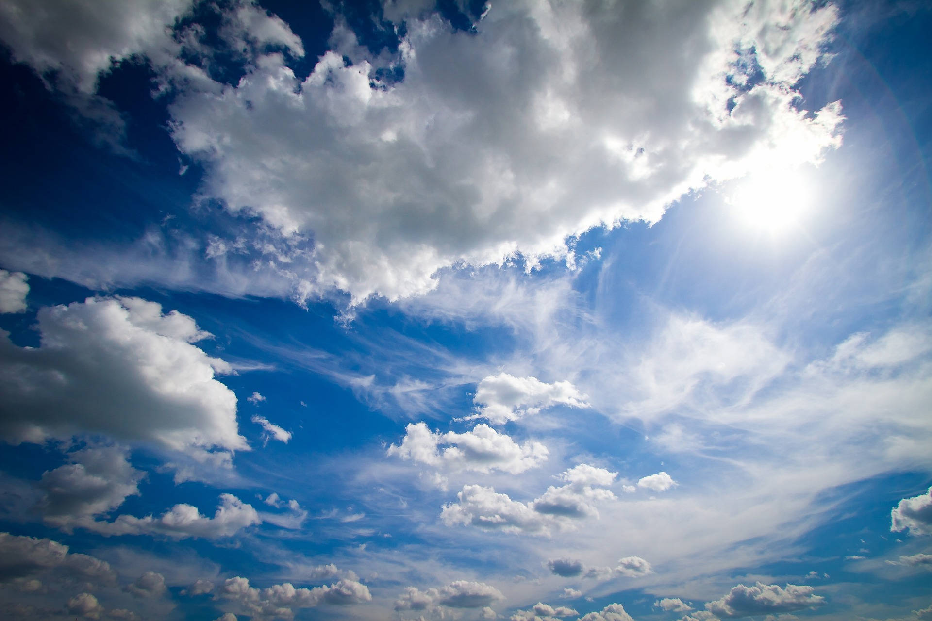 Schönsterdesktop Mit Sonne Und Wolken Wallpaper
