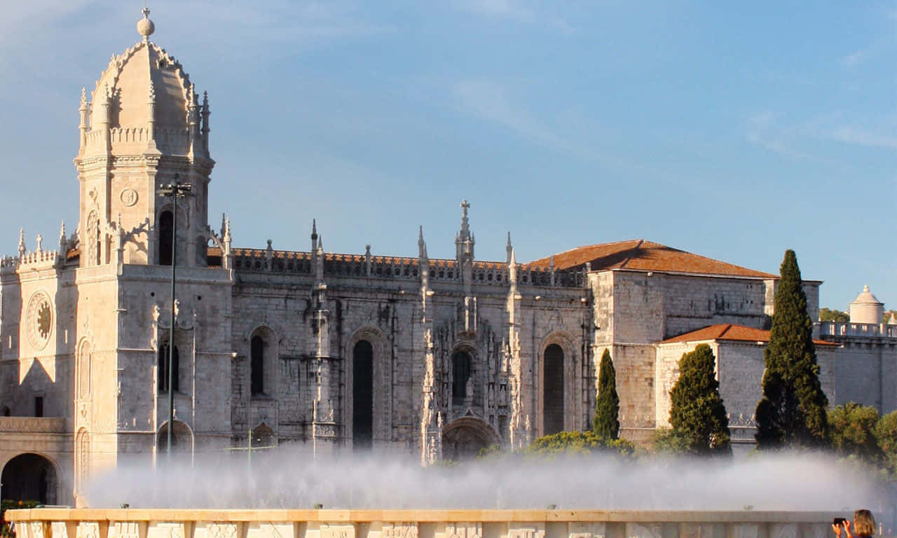 Fontanamaestosa Di Fronte Al Mosteiro Dos Jeronimos, Lisbona Sfondo