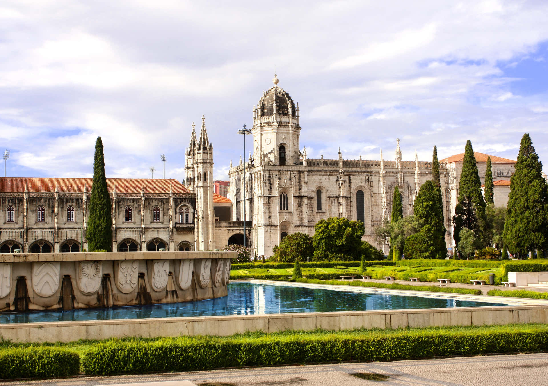 Mosteiro Dos Jeronimos Vijver En Tuin Achtergrond