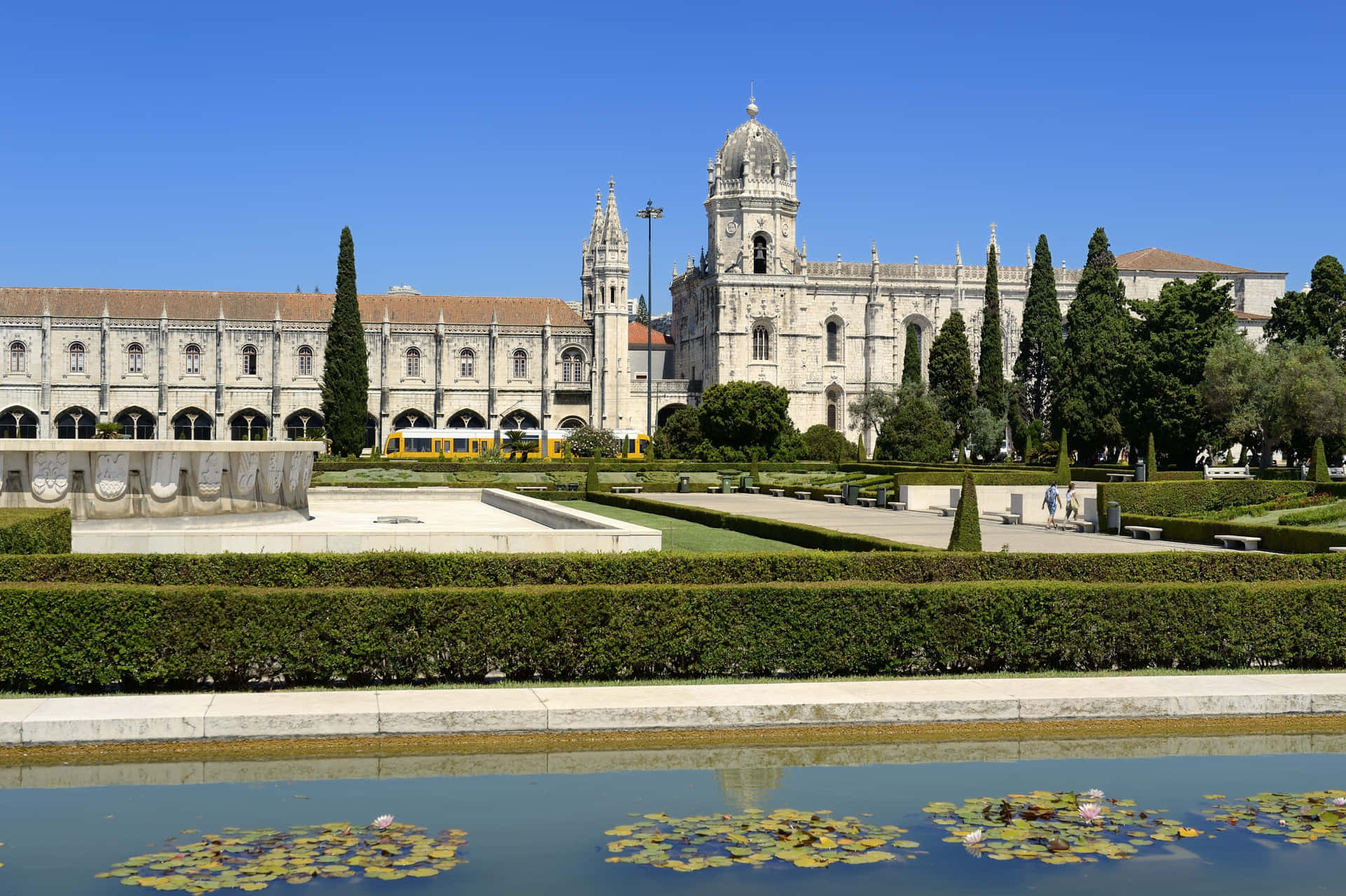 Bellissimoriflesso Del Mosteiro Dos Jeronimos In Un Tranquillo Laghetto. Sfondo