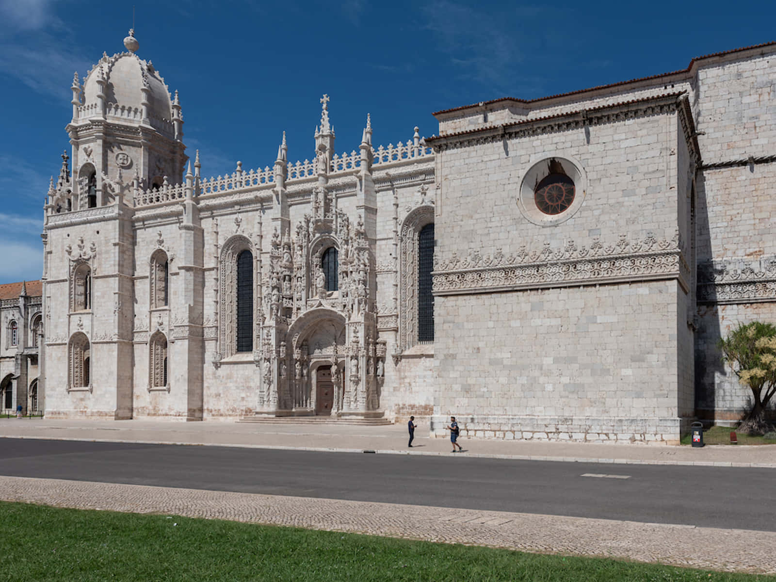 Capolavoroarchitettonico - Vista Laterale Esterna Del Mosteiro Dos Jeronimos, Lisbona. Sfondo