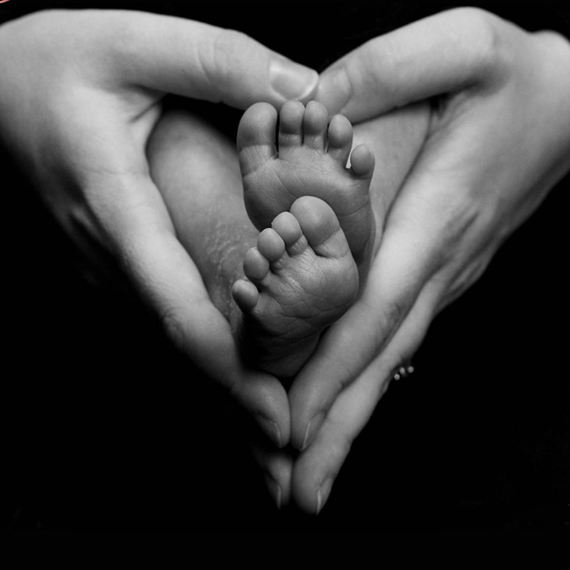 Mother And Baby Hand Sign Wallpaper