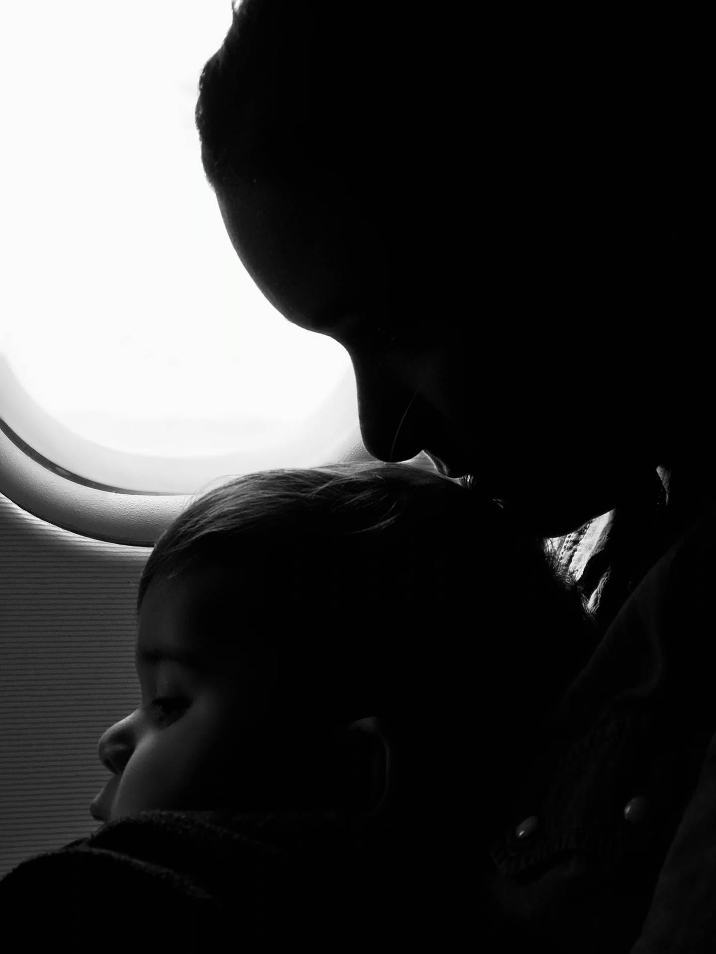 Madrey Bebé En Un Avión. Fondo de pantalla