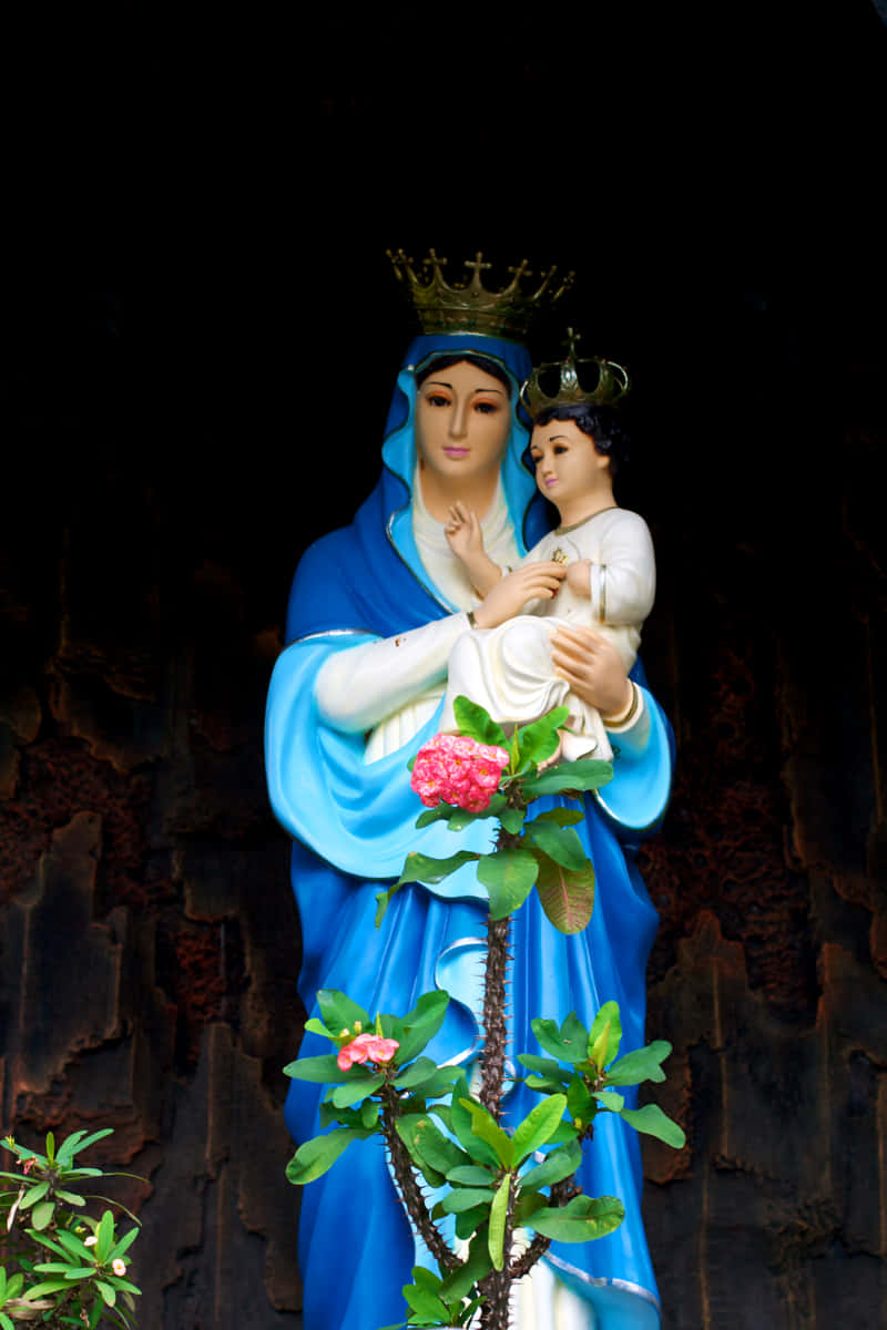 Moder Mary holder den hellige barn Jesus i hendes kærlige omfavnelse Wallpaper