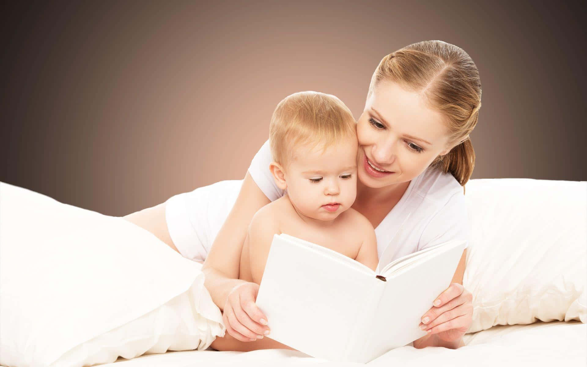 Imagende Una Madre Leyendo Un Libro A Un Bebé.