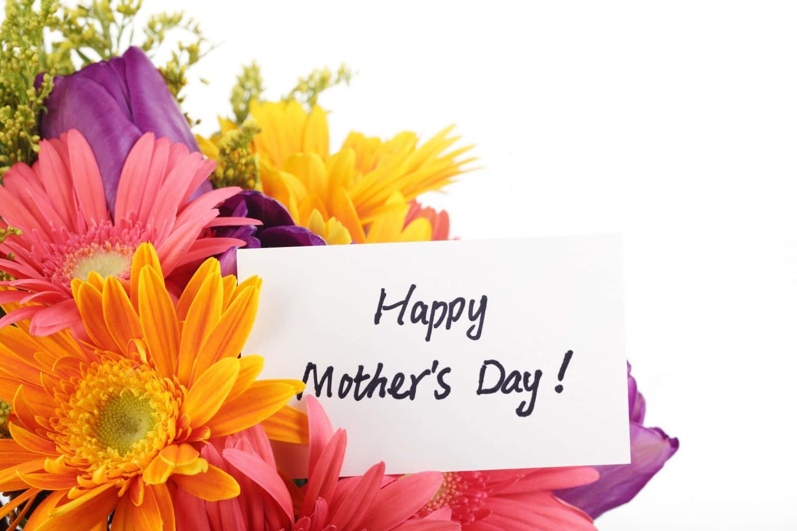 Unramo De Flores Con Una Tarjeta De Feliz Día De La Madre