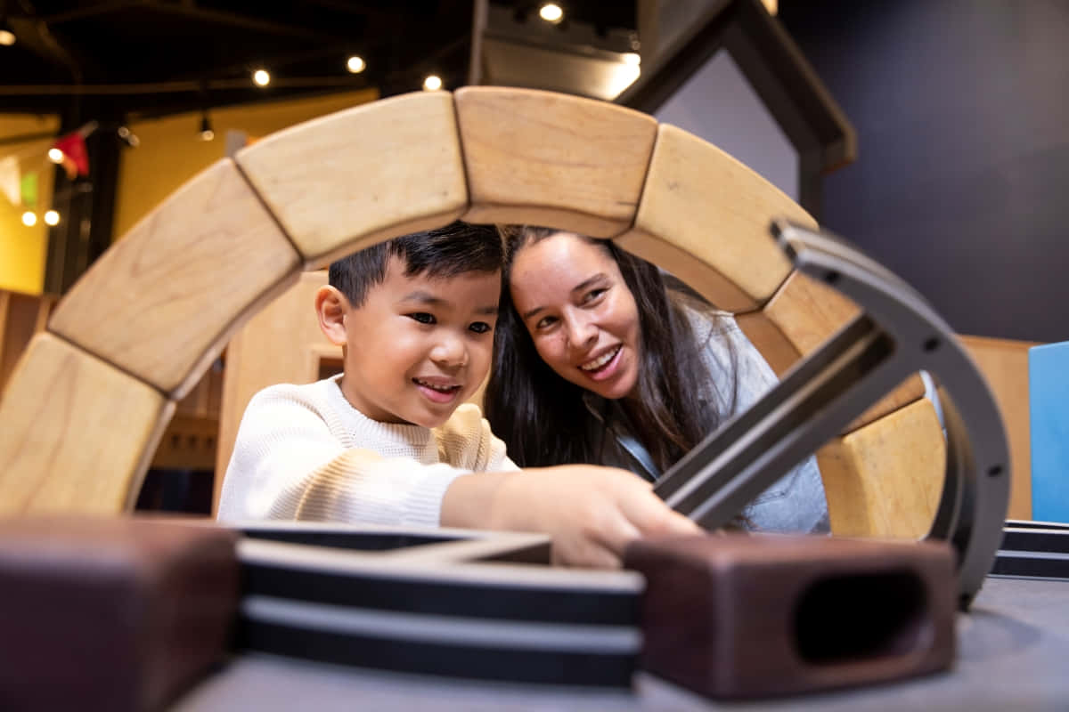 Motherand Child Interactive Learning Ontario Science Centre Wallpaper