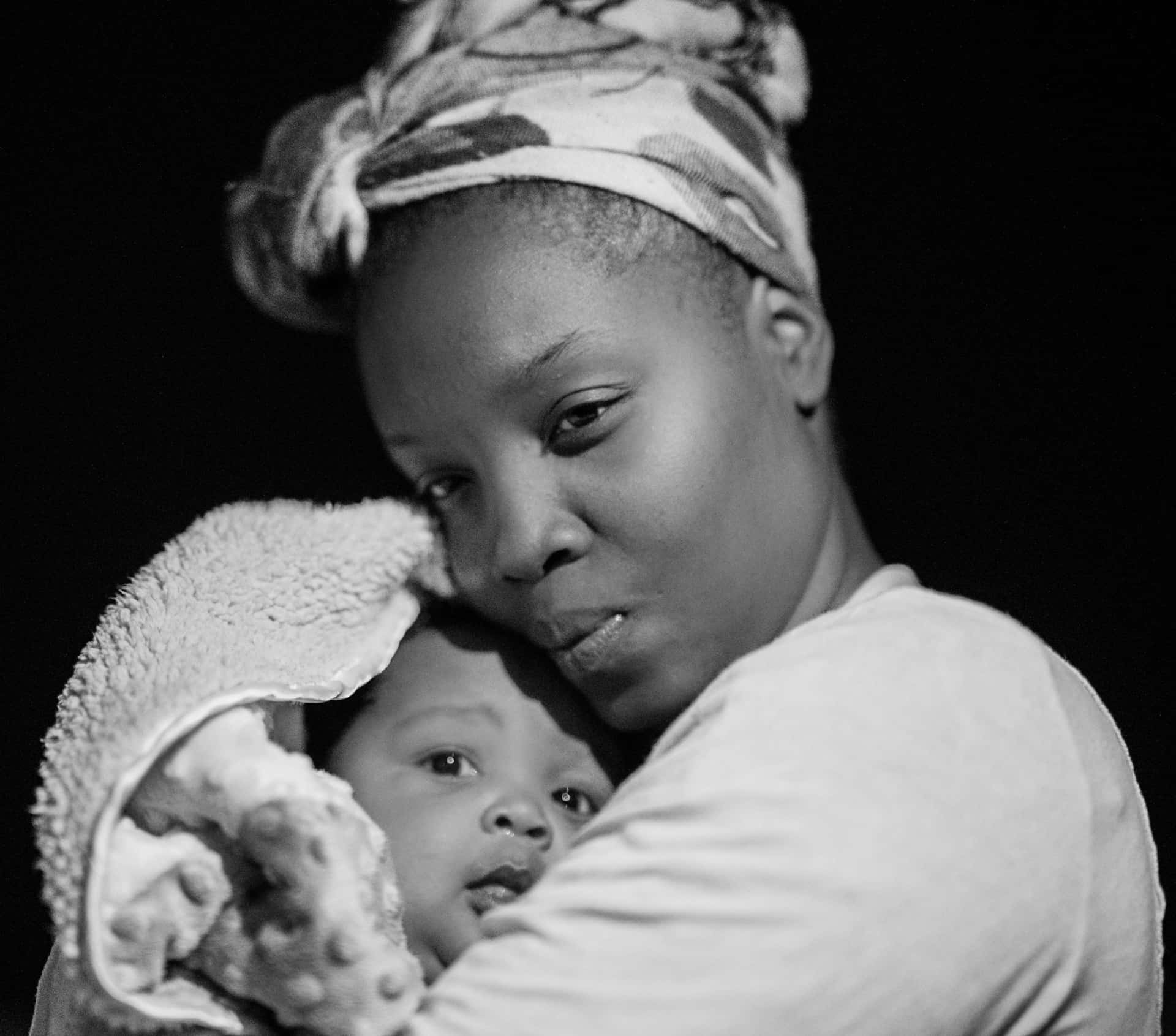 Motherhood_ Embrace_ Black_and_ White Wallpaper