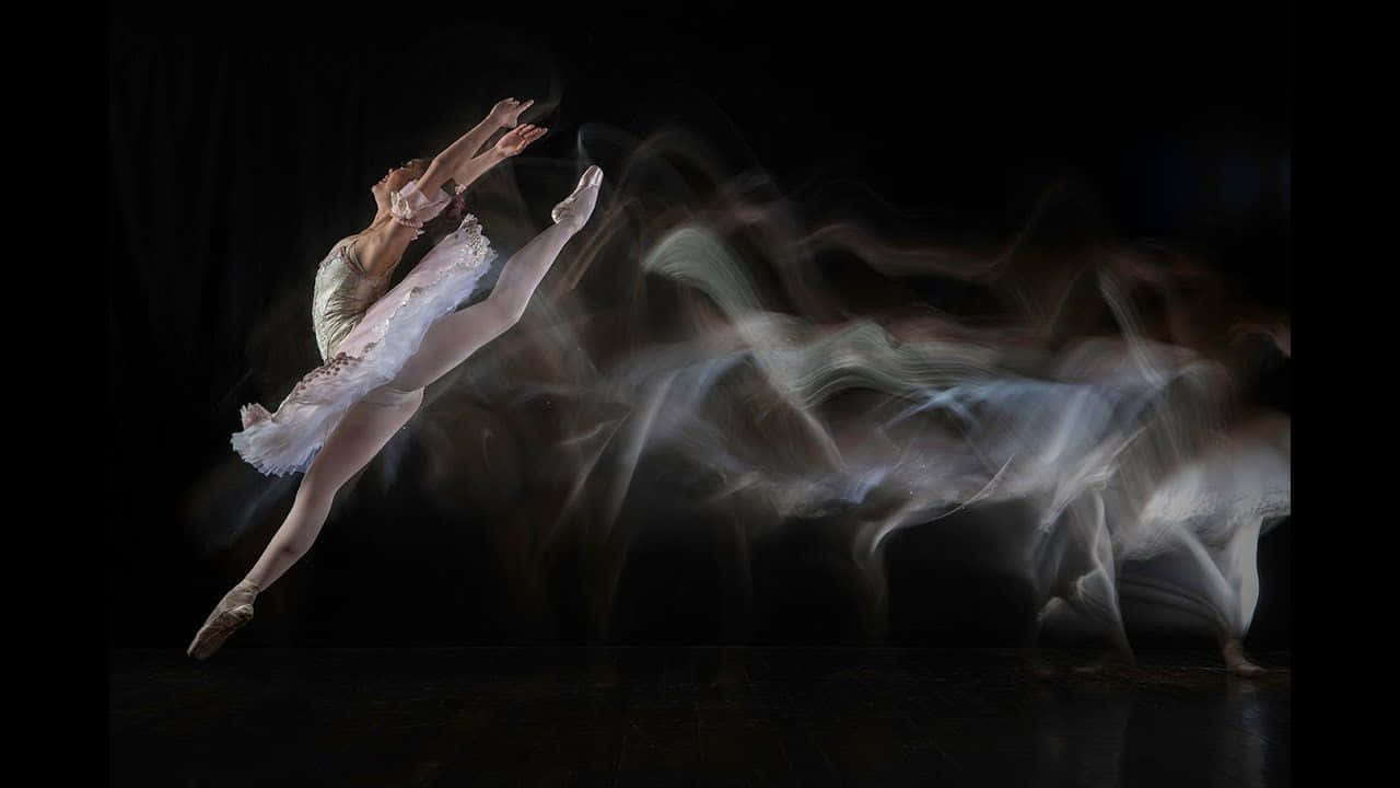 Unabailarina De Ballet En Movimiento Con Fondo Borroso