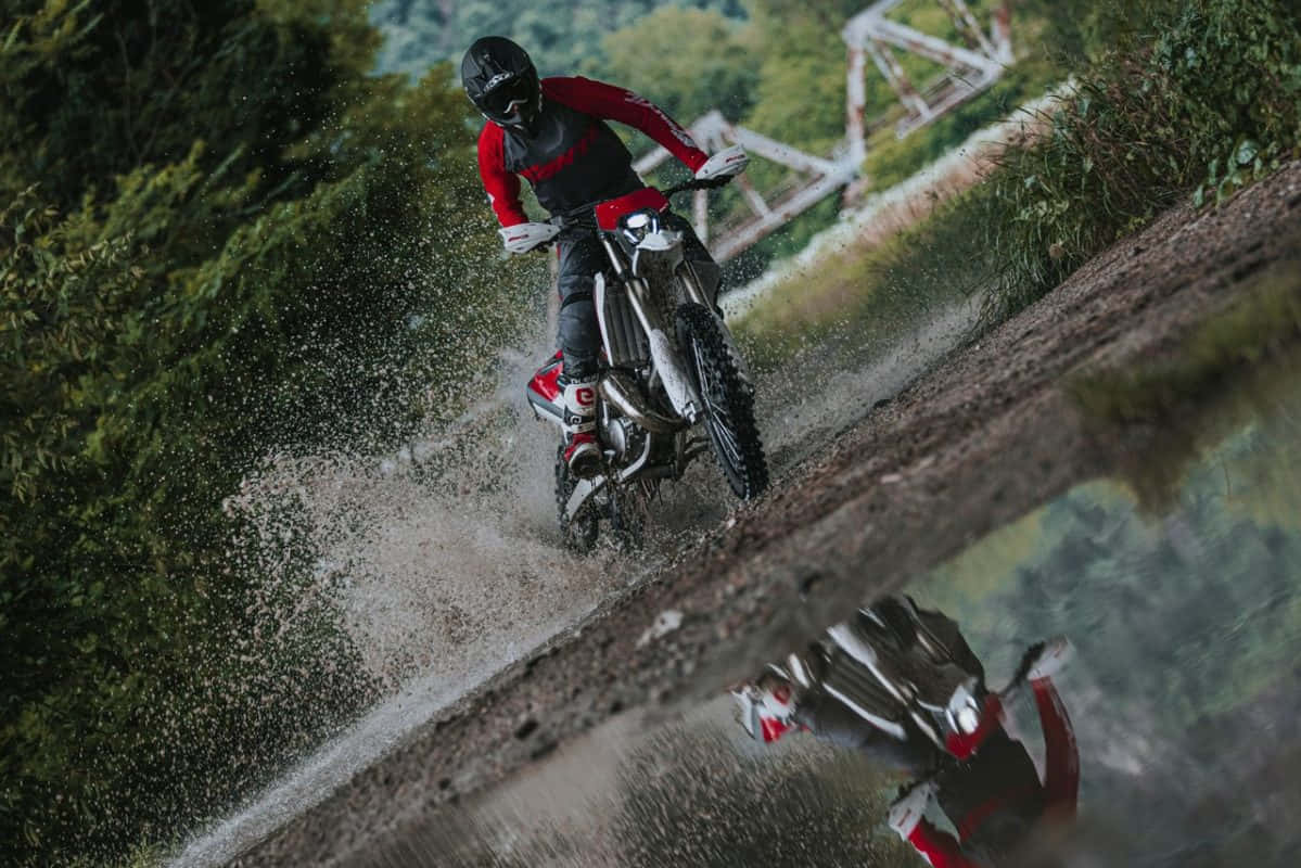 Motocross Rijder Spettert Water.jpg Achtergrond