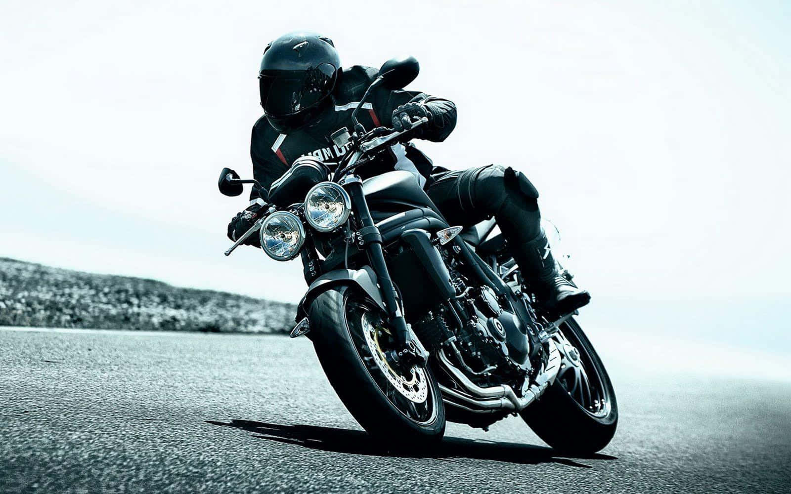Sjovt billede af person, der kører motorcykel på asfalt.