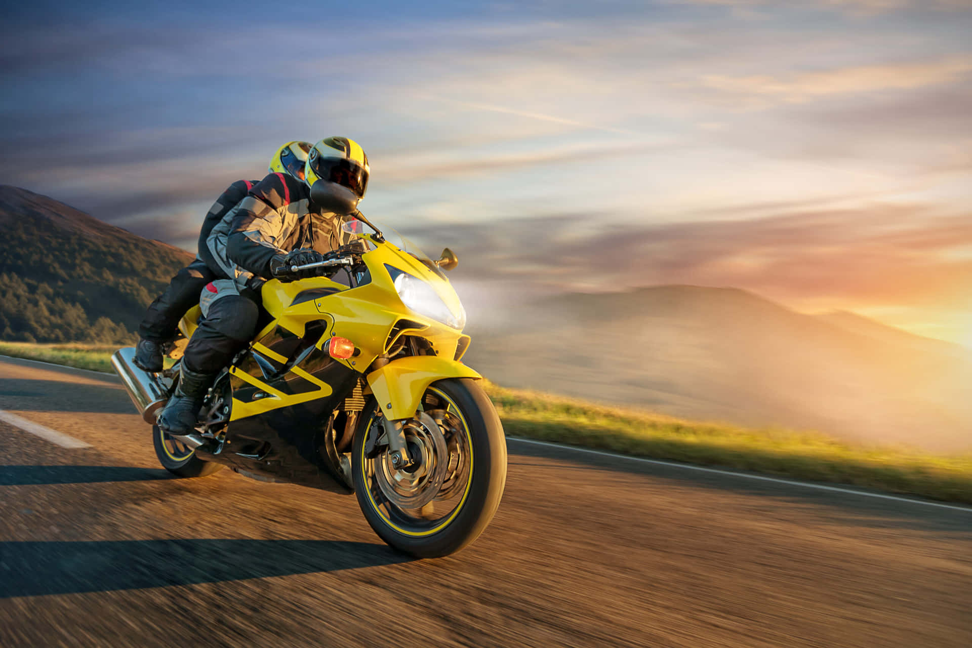Einmann Fährt Auf Einem Gelben Motorrad Bei Sonnenuntergang Auf Einer Straße.