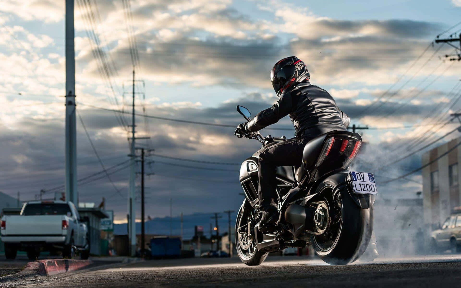 Bildeiner Person Auf Einem Motorrad In Lederkleidung