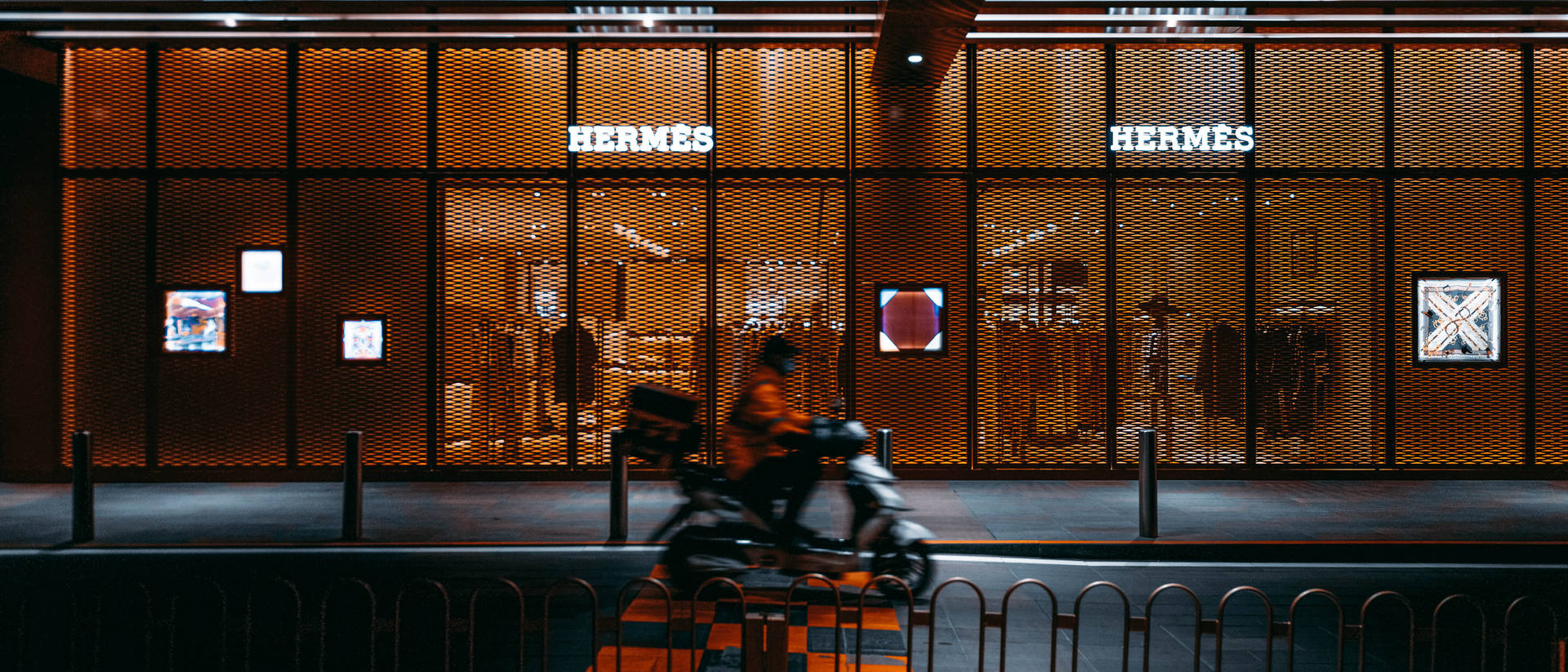Motorcykel Udenfor Hermes Butik Wallpaper