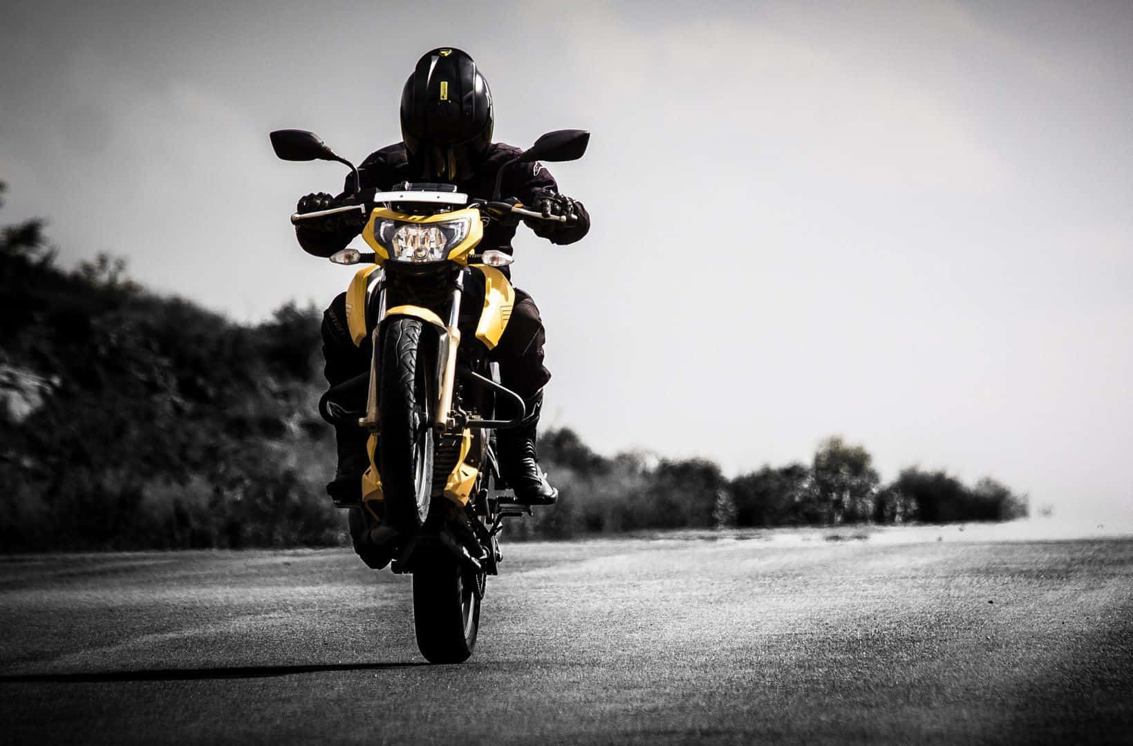 Motorcycle Speed Demon Di Jalan Raya Wallpaper