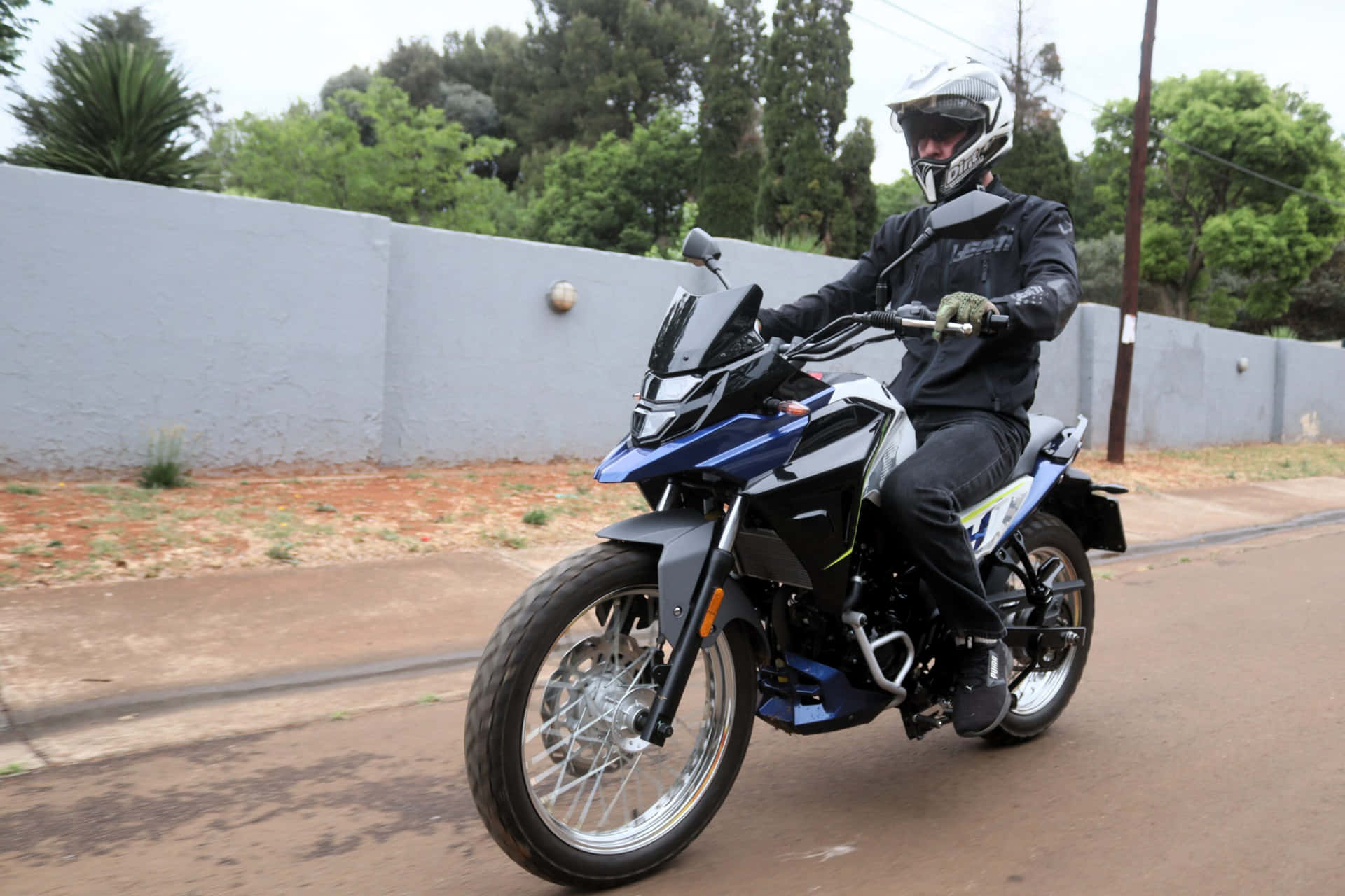 Motorrijder Rijdt Op Blauwe Motorfiets Achtergrond