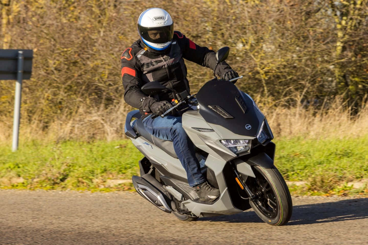 Motocycliste Roulant Sur Un Scooter Sur La Route Fond d'écran