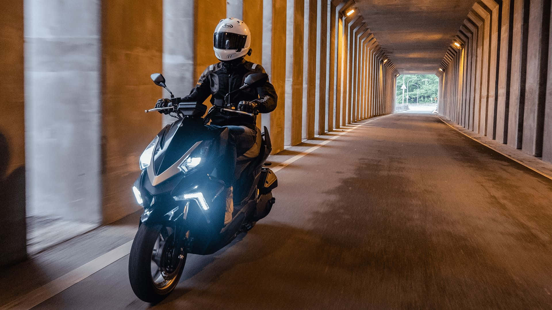 Motocycliste Roulant À Toute Vitesse Dans Un Tunnel Fond d'écran