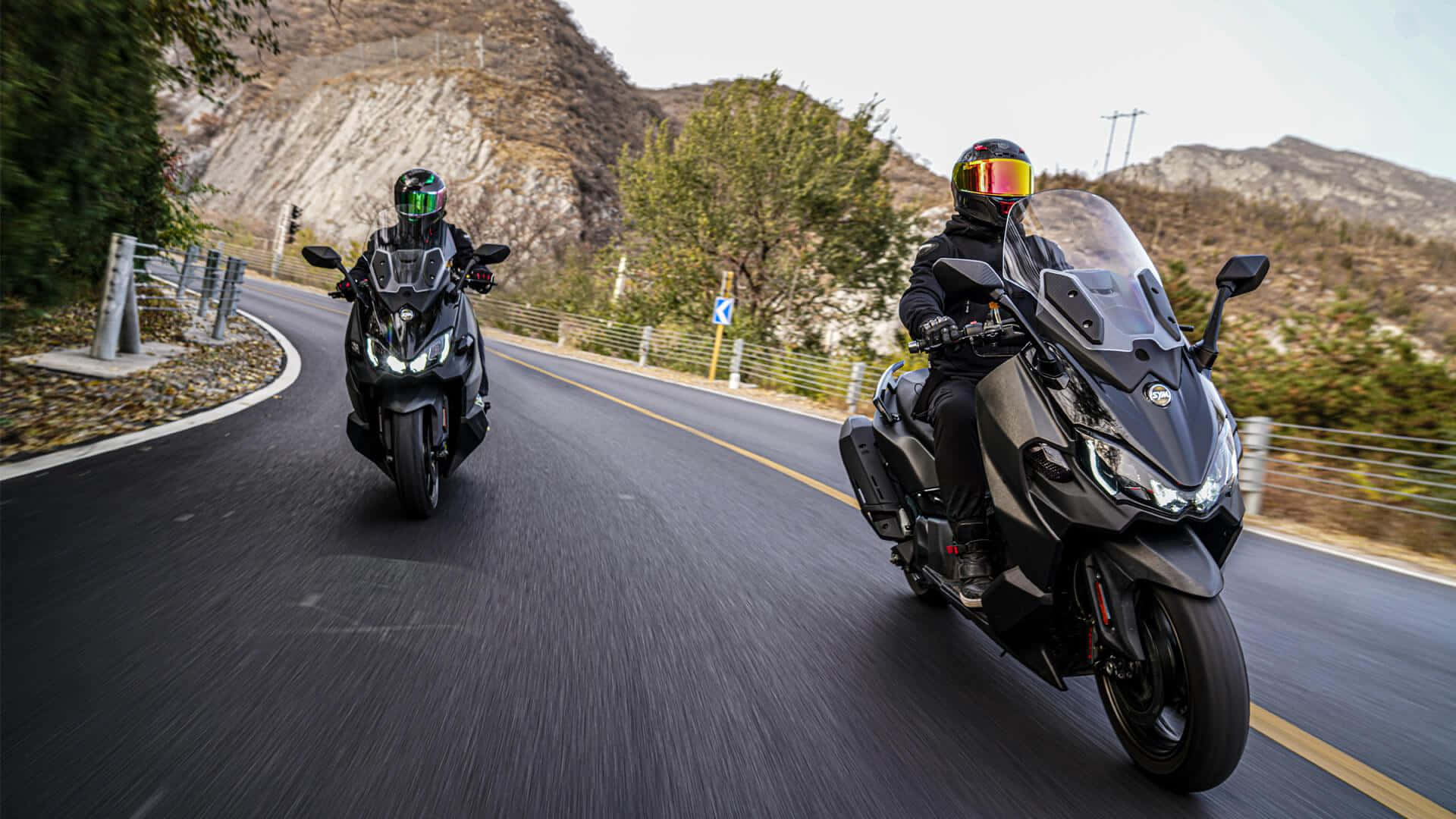 Motocyclistes Roulant Sur Une Route De Montagne Fond d'écran