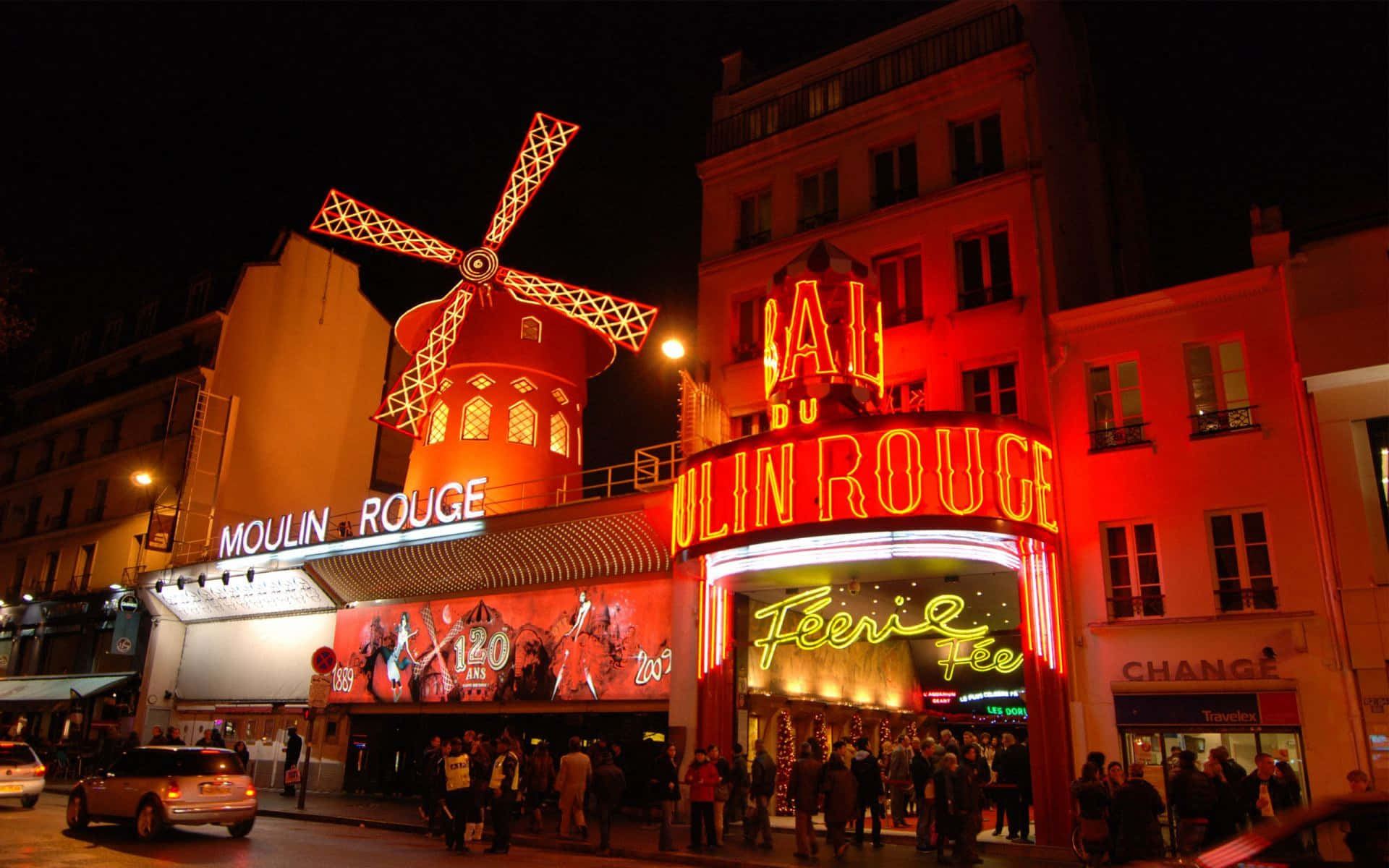 Segnial Neon Moulin Rouge In Una Strada Affollata Sfondo
