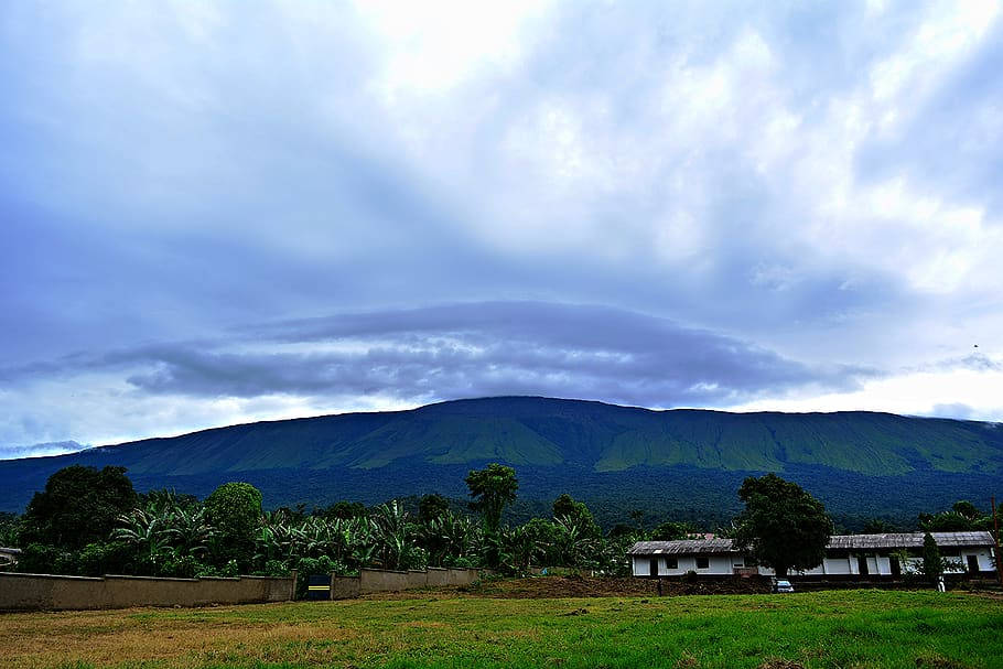 Volcánactivo Monte Camerún, Cielo Azul Nublado Fondo de pantalla