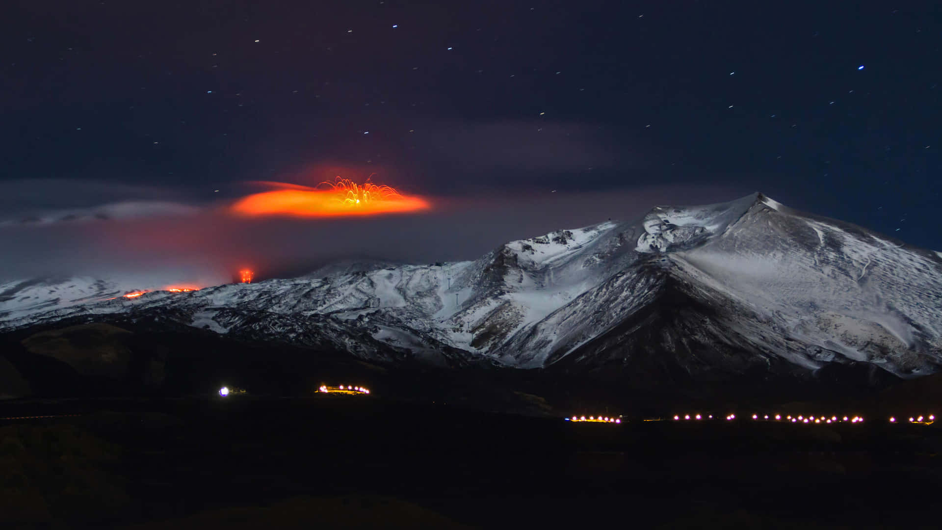Posterdi Mount Etna Con Effetto Scuro Luminoso Sfondo
