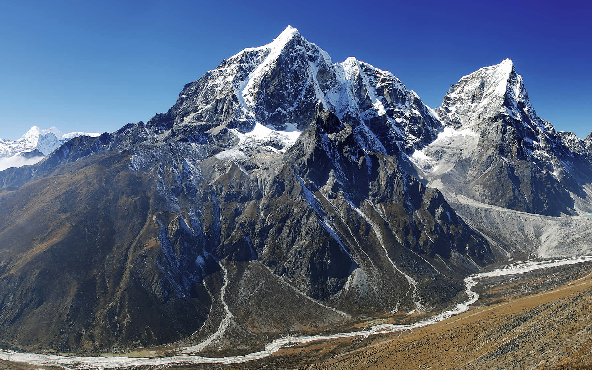 Denmajestätiska Mount Everest, Världens Högsta Berg, Står Stolt Högst Upp På De Vackra Himalayabergen.
