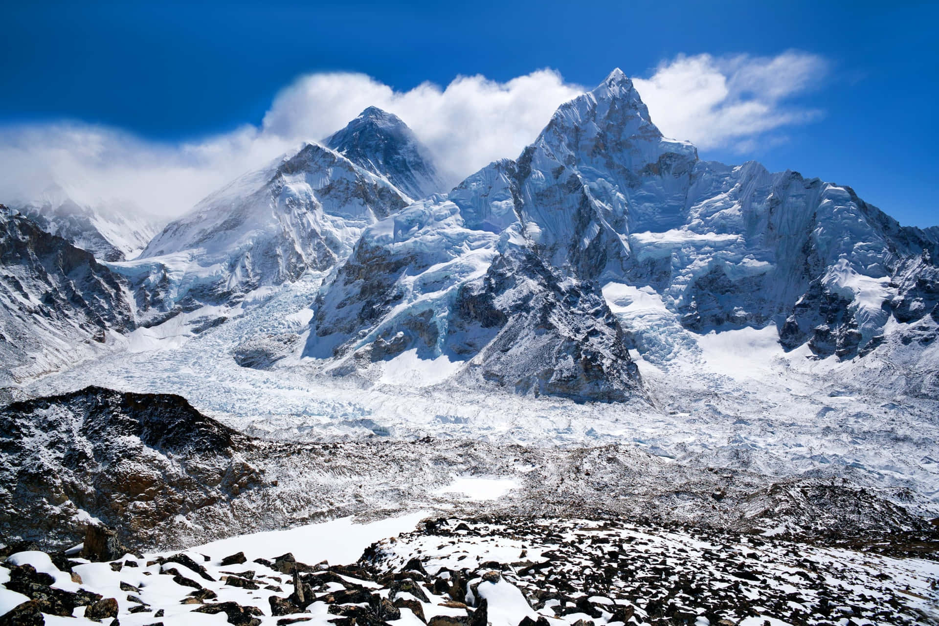 "The Majestic Beauty of Mount Everest"