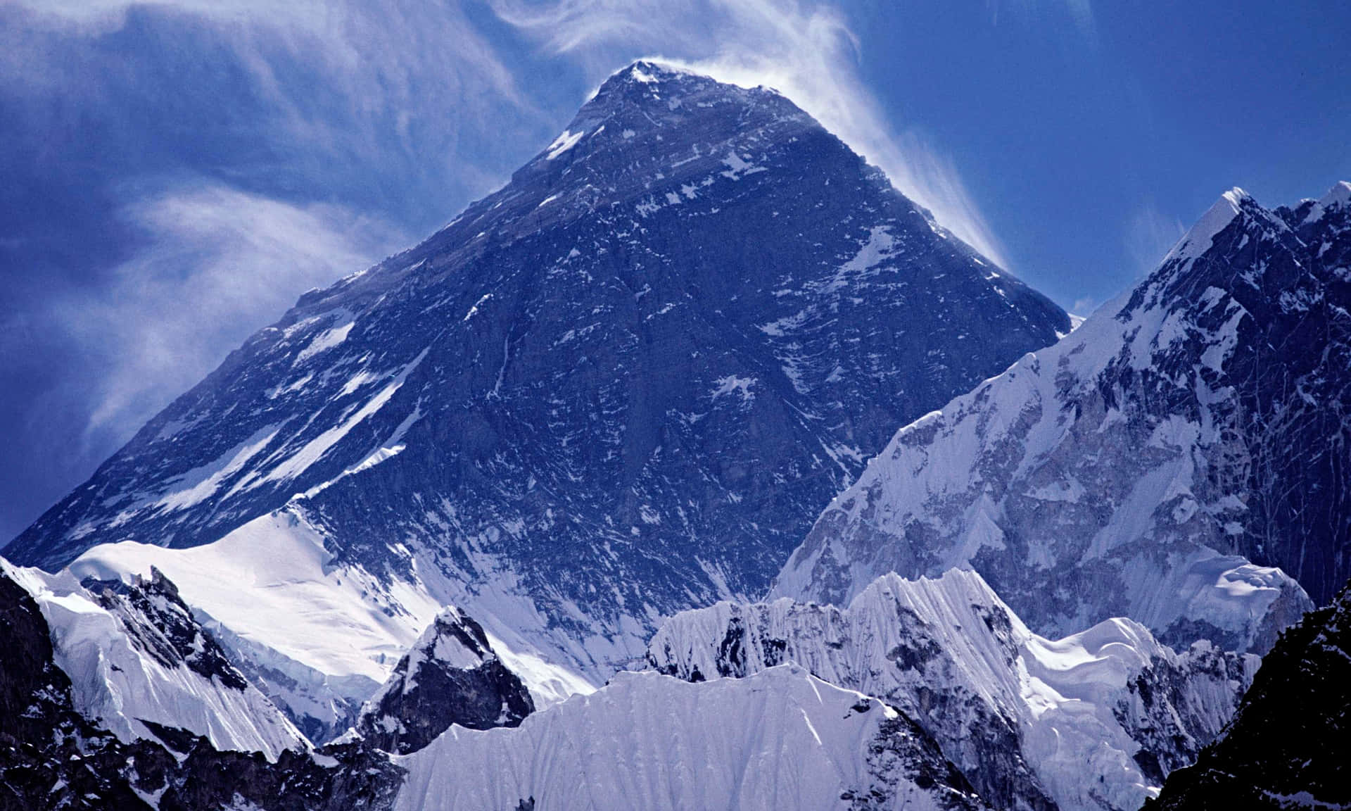 Njutav En Hisnande Utsikt Över Majestätiska Mount Everest Som Dator- Eller Mobiltelefonbakgrund.