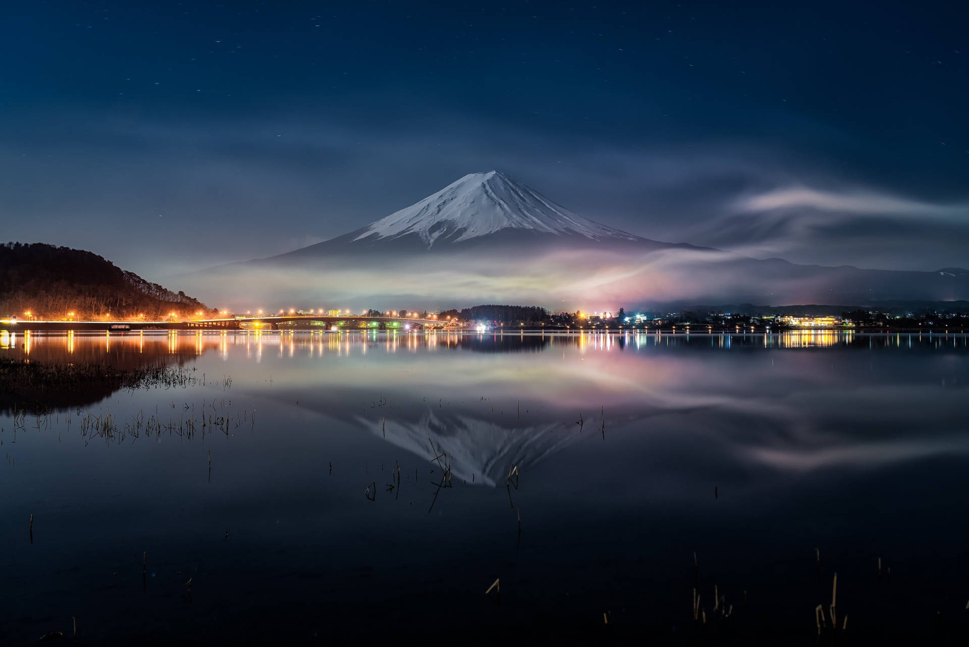 Monte Fuji E Città Luminosa Sfondo