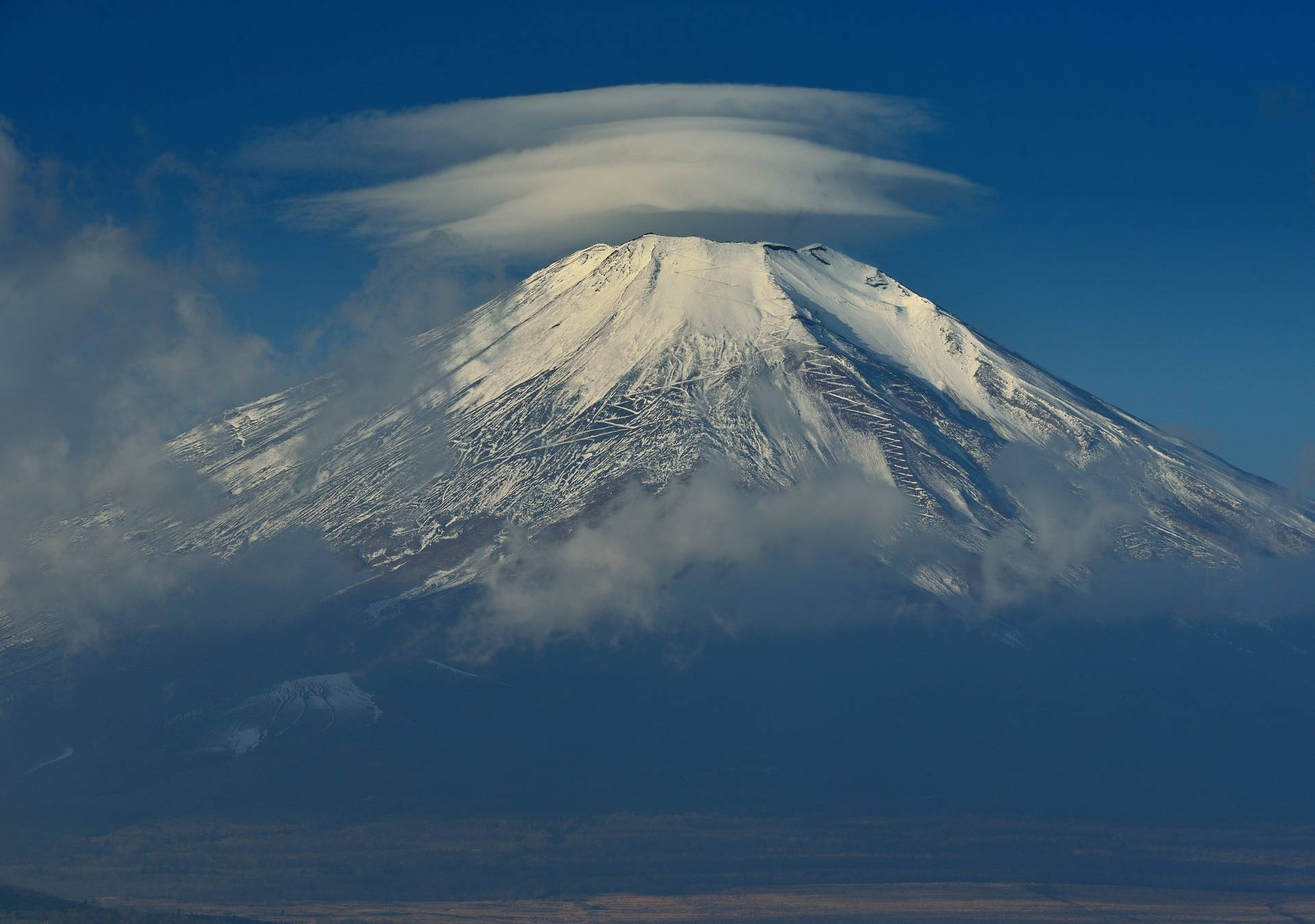 Mountfuji Wolkenbedeckter Gipfel Wallpaper