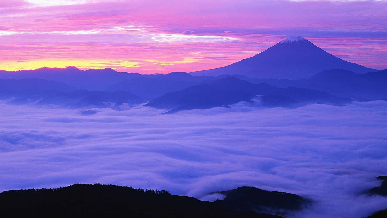 Dermount Fuji Durch Die Wolken Wallpaper