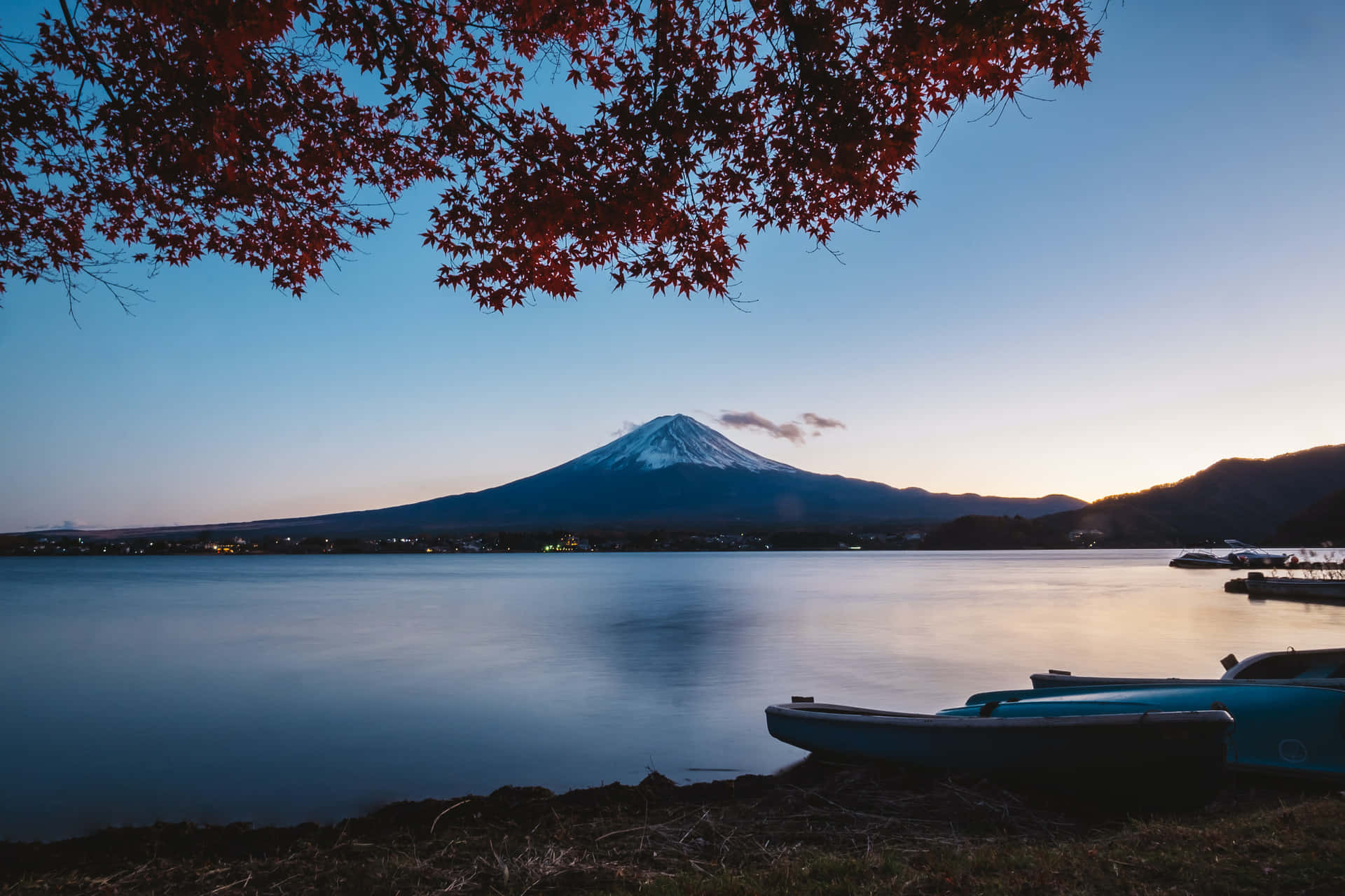 Mount Fuji med udsigt over søen Wallpaper