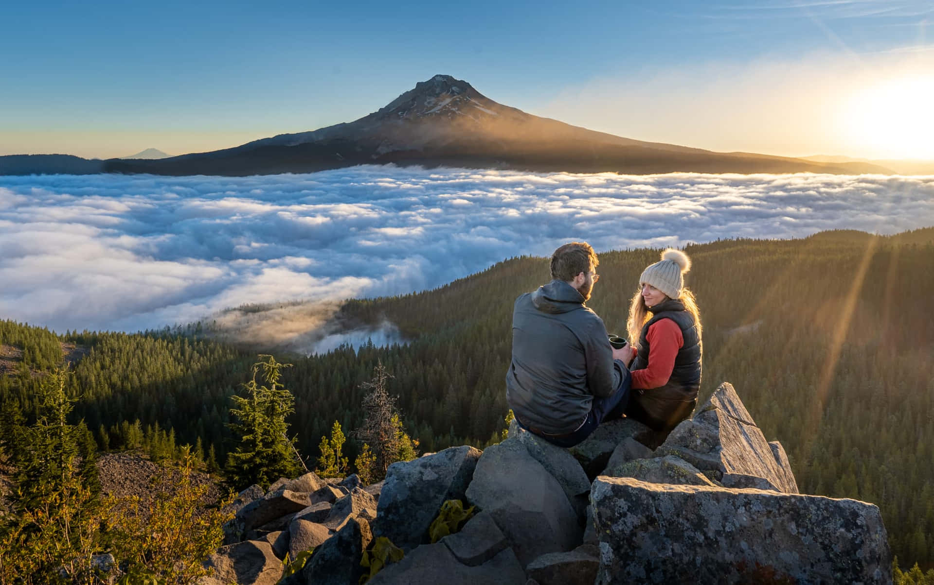 Denmajestätiska Mount Hood I Oregon Imponerar På Resenärer Med Sin Glaciärtäckta Topp.