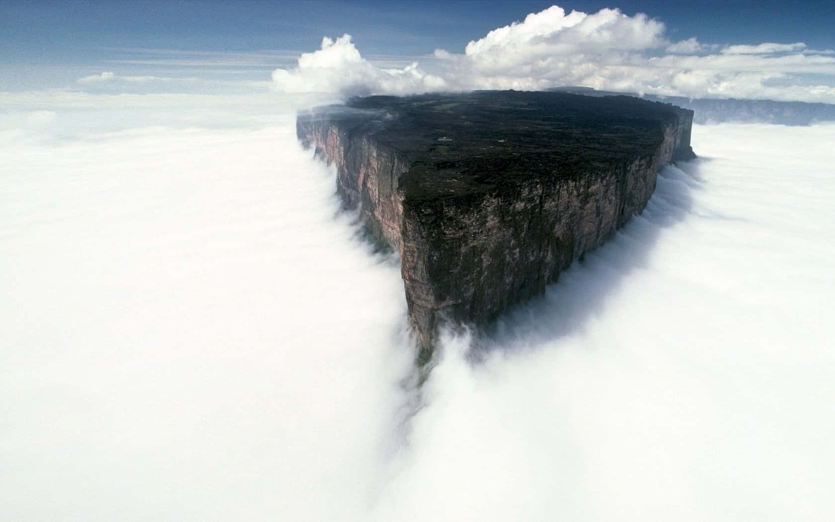 Acantiladodel Monte Roraima Y Nubes Blancas. Fondo de pantalla