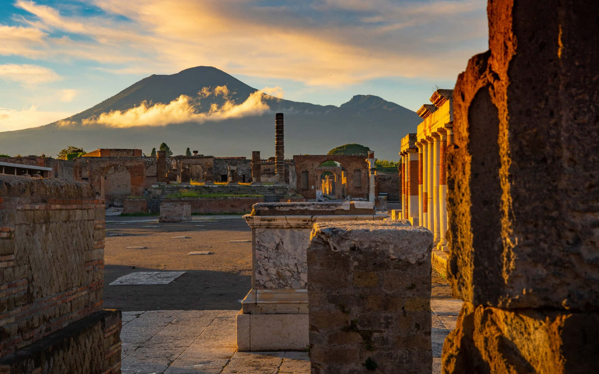 Ruinenstrukturendes Vesuvio In Italien. Wallpaper