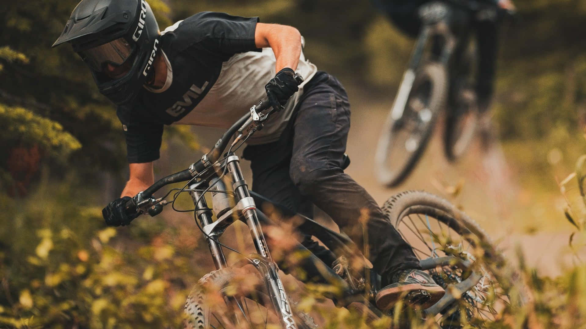 Vtt Prenant Un Virage Serré Fond d'écran