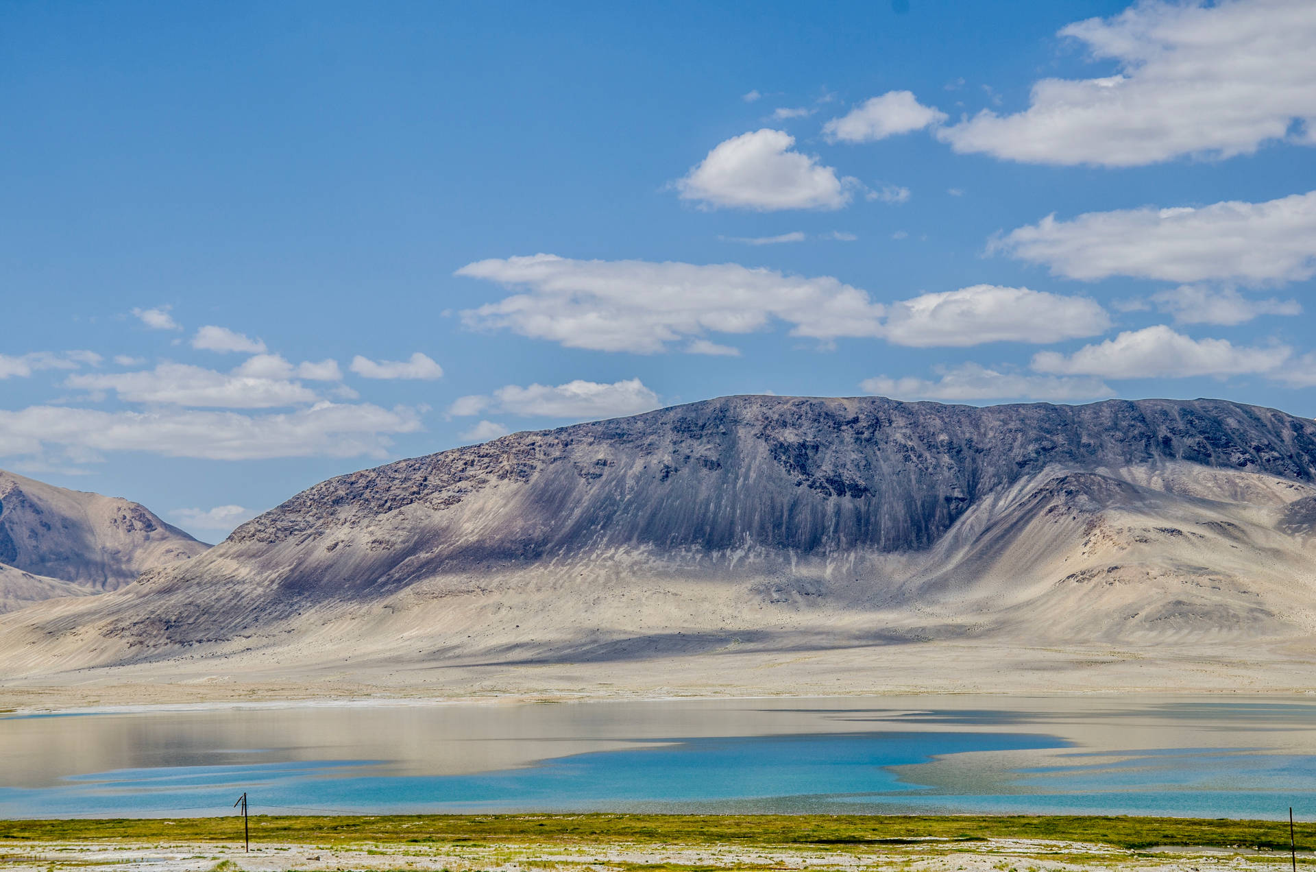 Lago Deserto Di Montagna In Tagikistan Sfondo