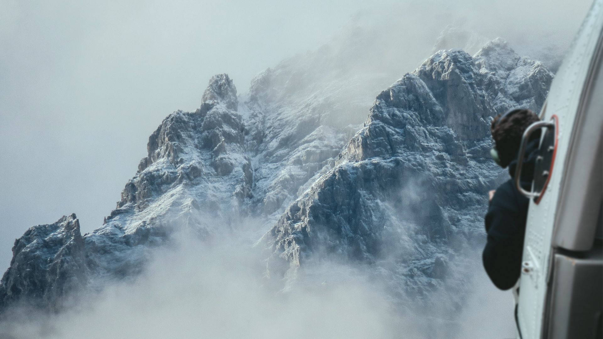 Áreade Pendiente Con Montañas Con Niebla Fondo de pantalla