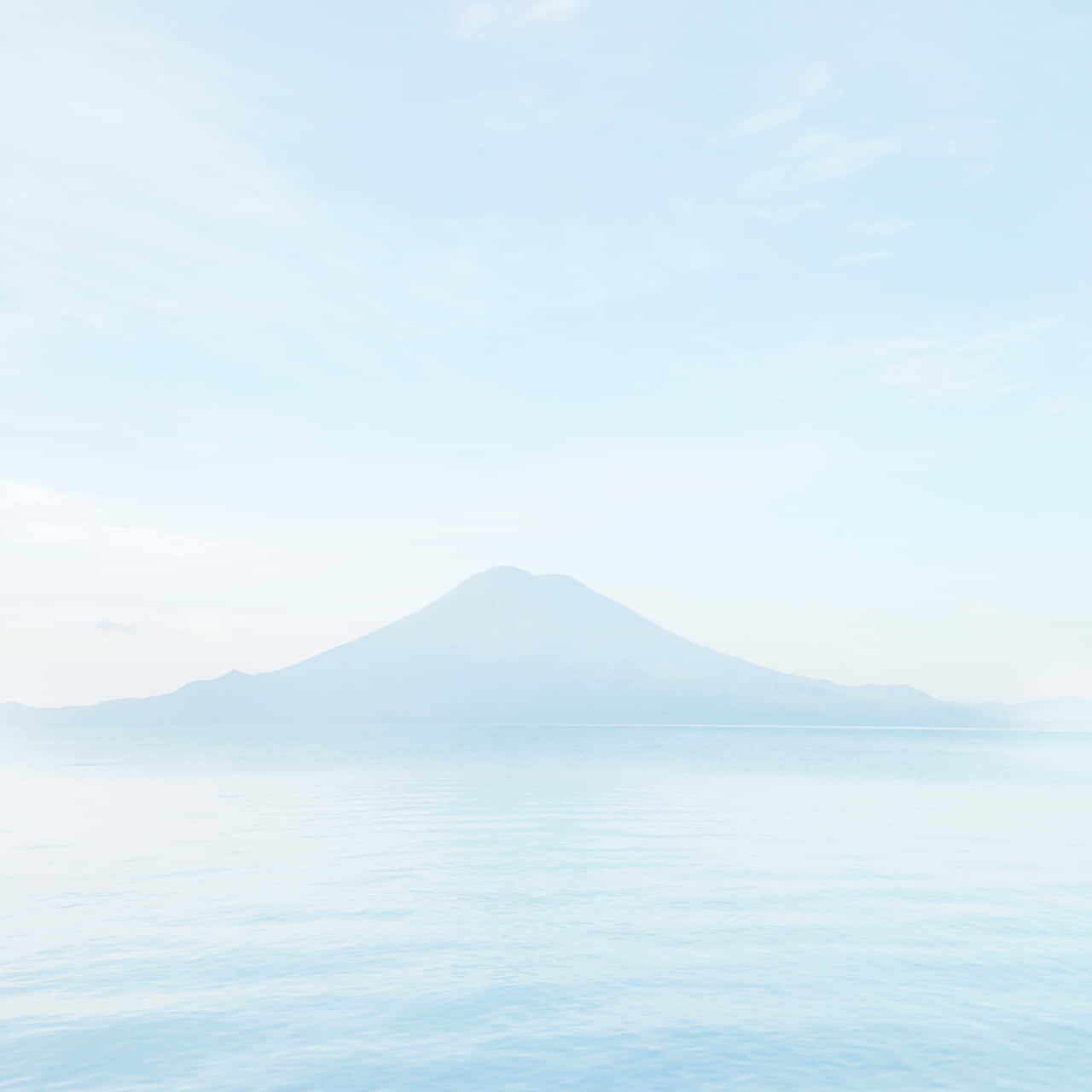 Estiloestético Del Lago De Montaña En Azul Claro. Fondo de pantalla