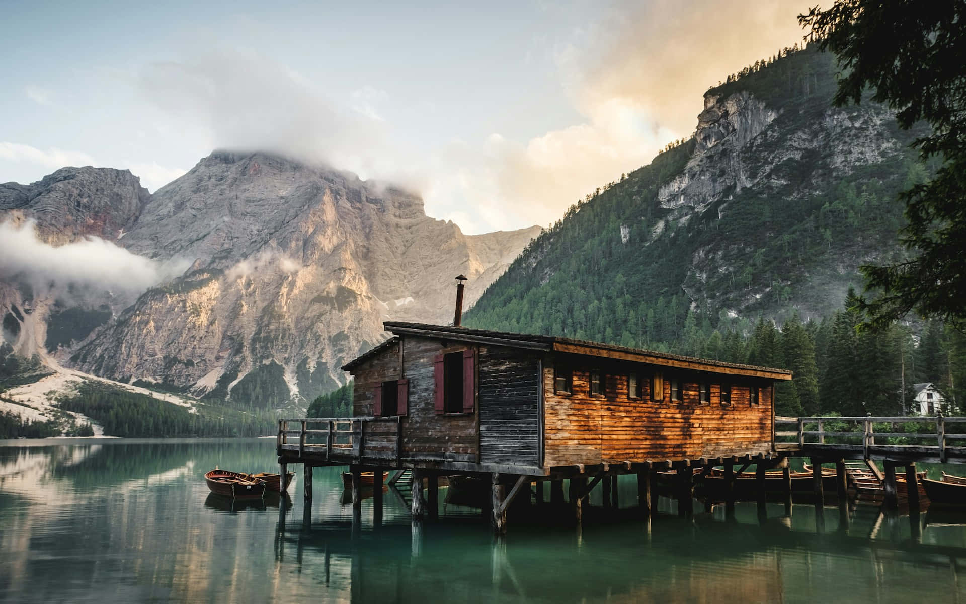 Bergmeer Houten Cabin Sereniteit.jpg Achtergrond