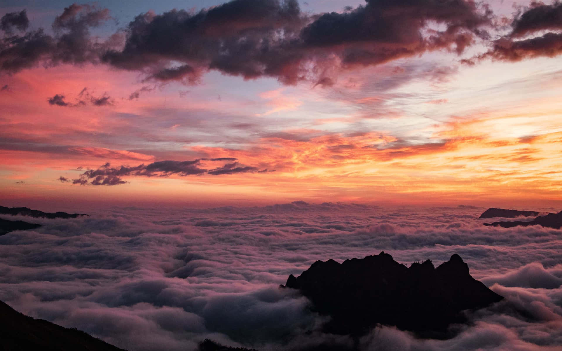 Puncak Gunung Di Atas Awan Saat Senja Wallpaper