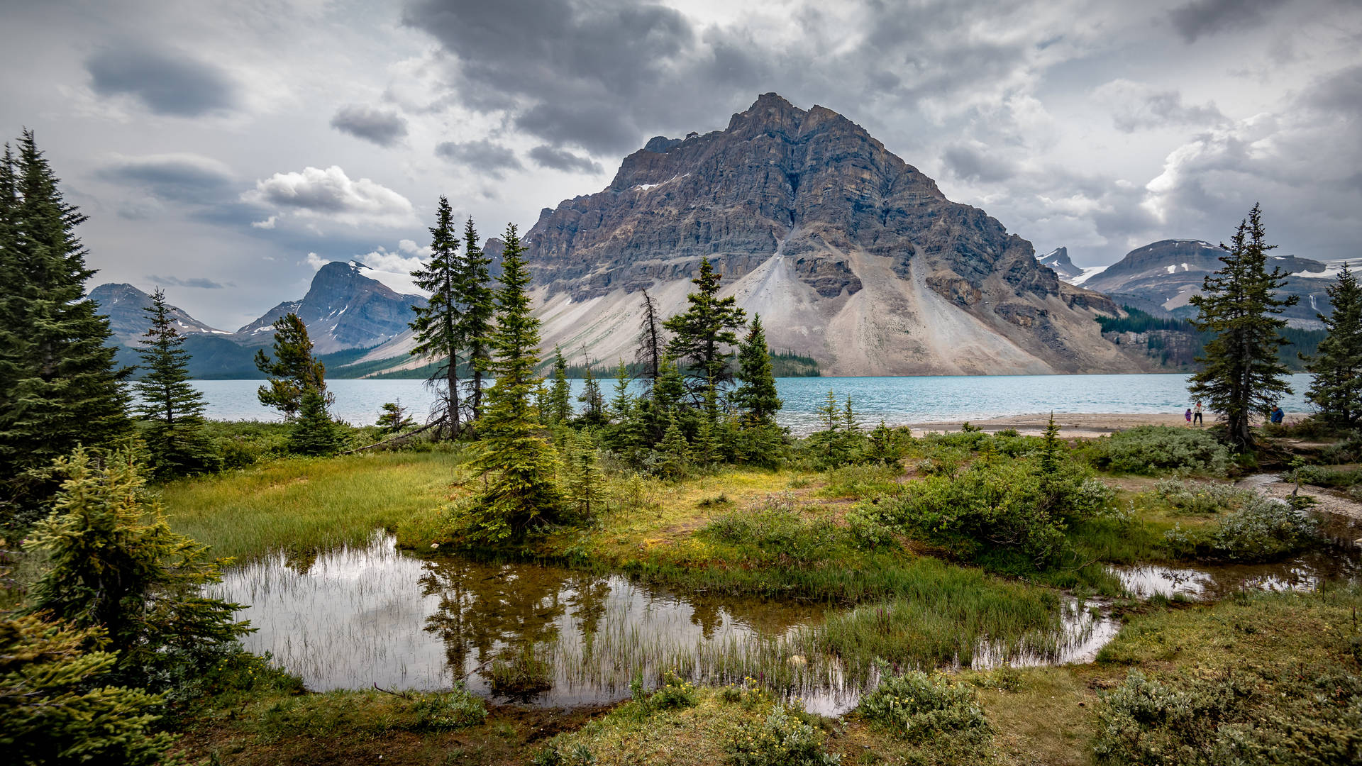 Nature's Splendor - A Majestic Mountain Peak Wallpaper