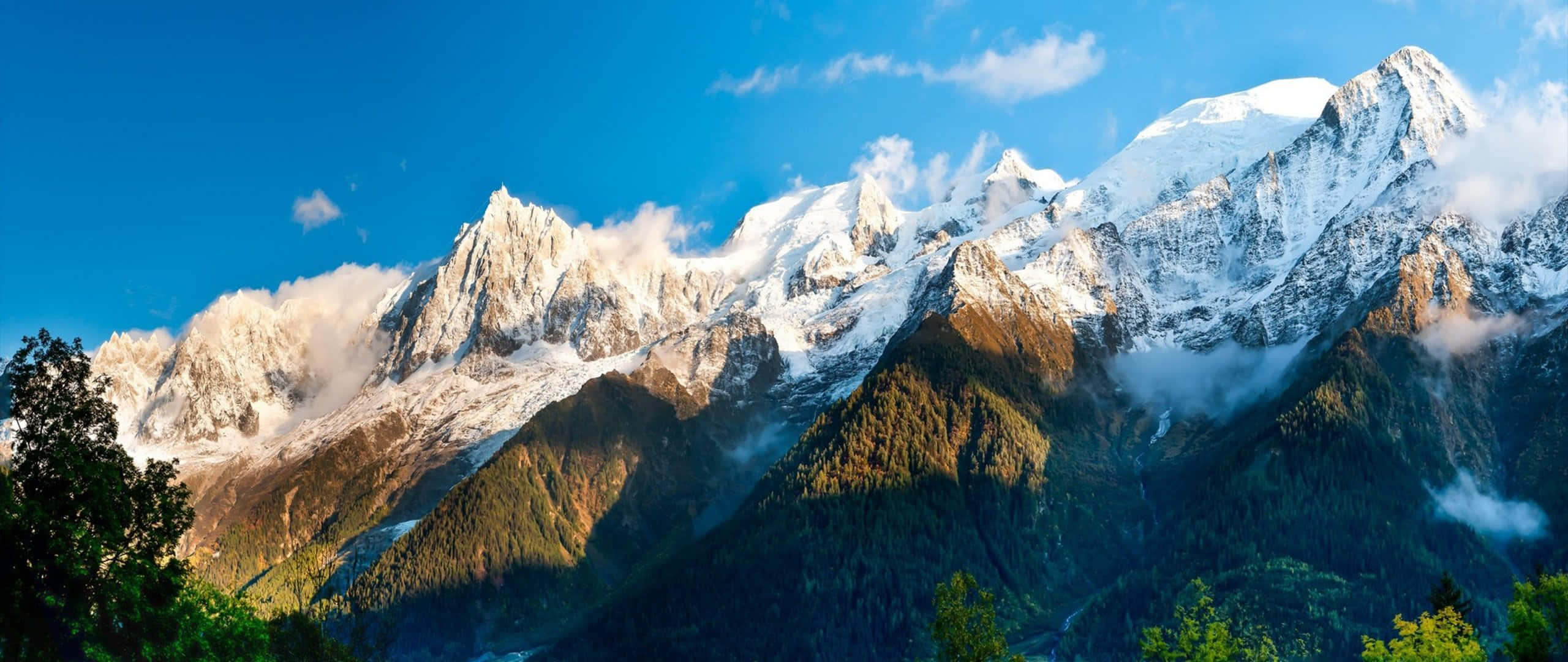 Et betagende luftfoto af en majestætisk bjergkæde.