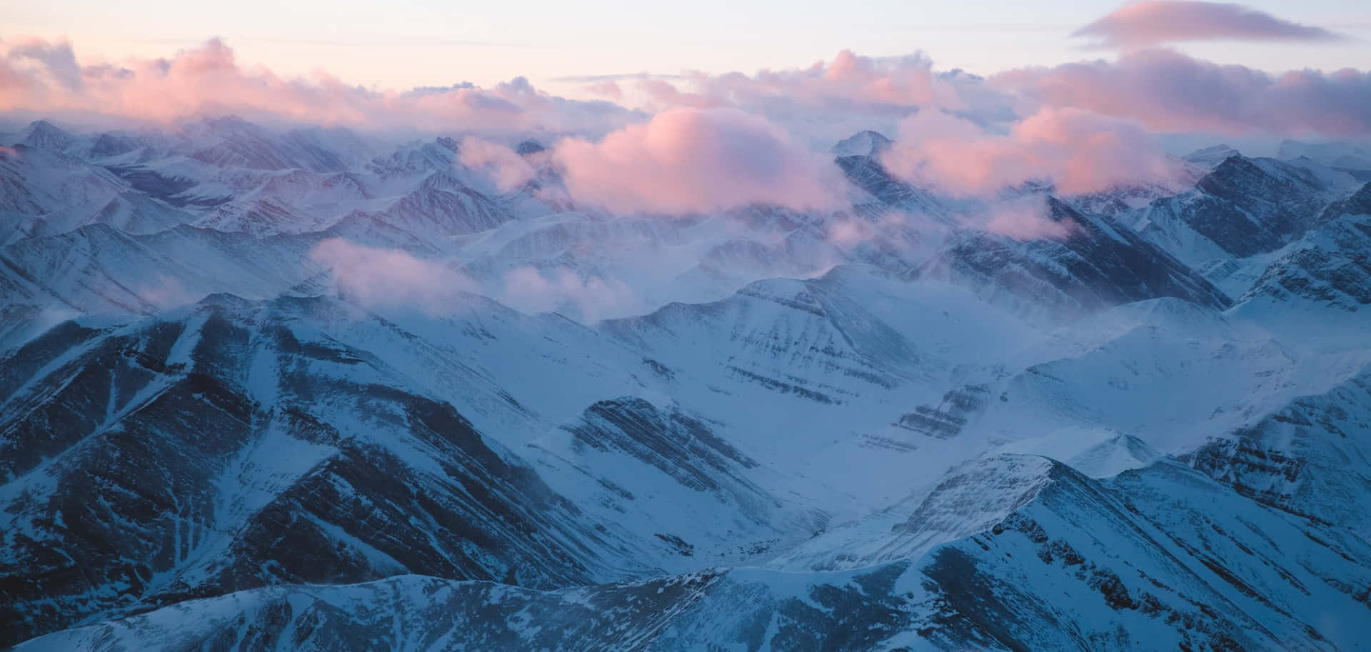 Et majestætisk udsyn af dækket af sne bjerge i baggrunden.
