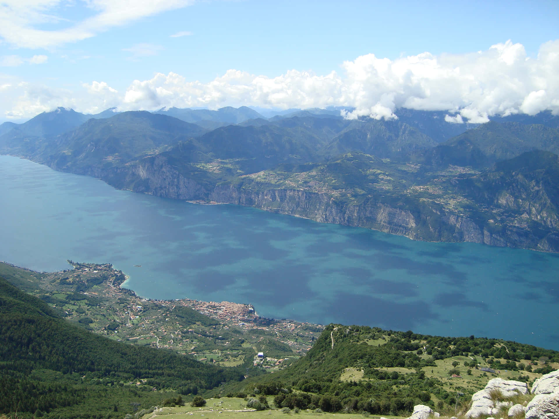 Cadeiade Montanhas Do Lago Di Garda. Papel de Parede