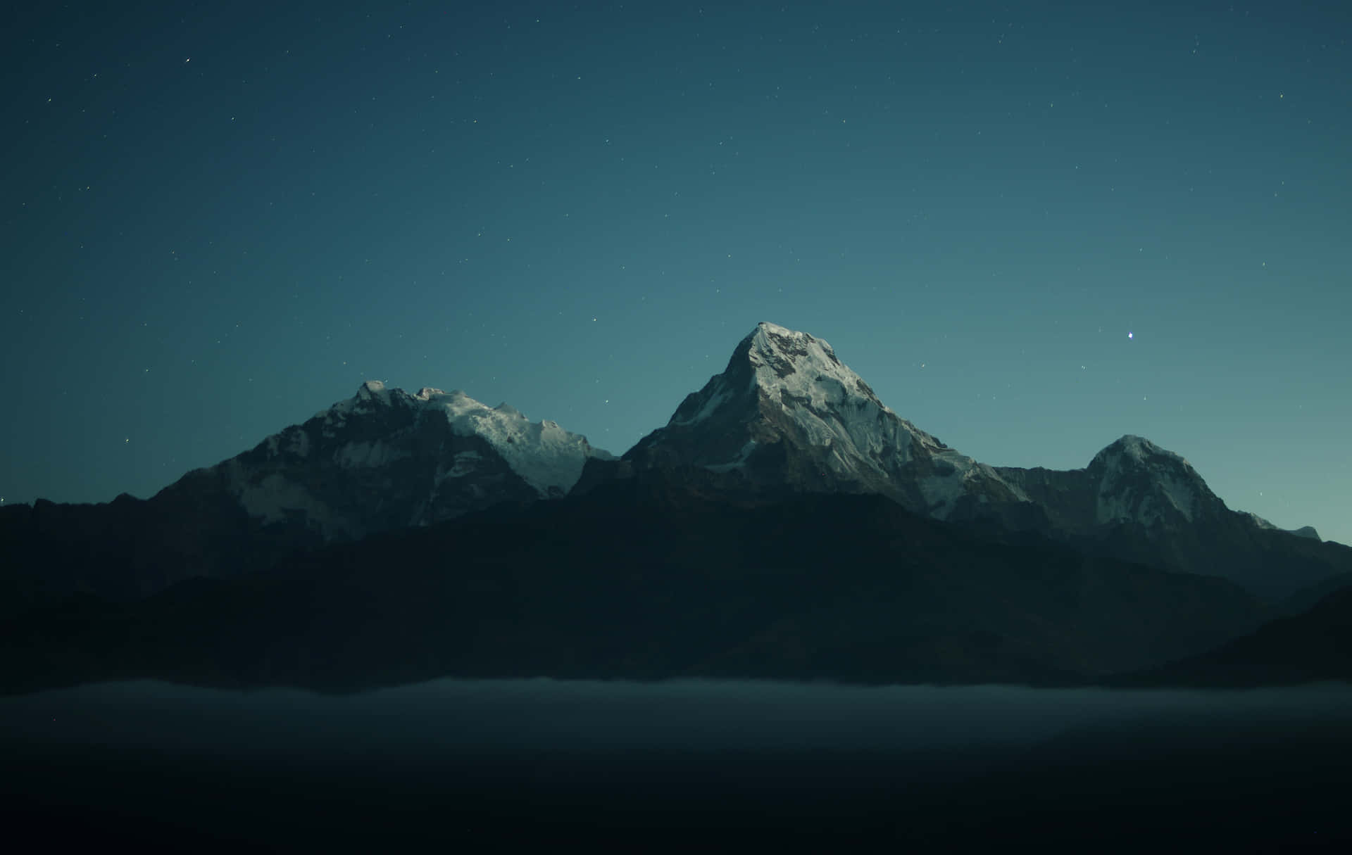 Unmajestuoso Paisaje Montañoso Llena El Cielo. Fondo de pantalla