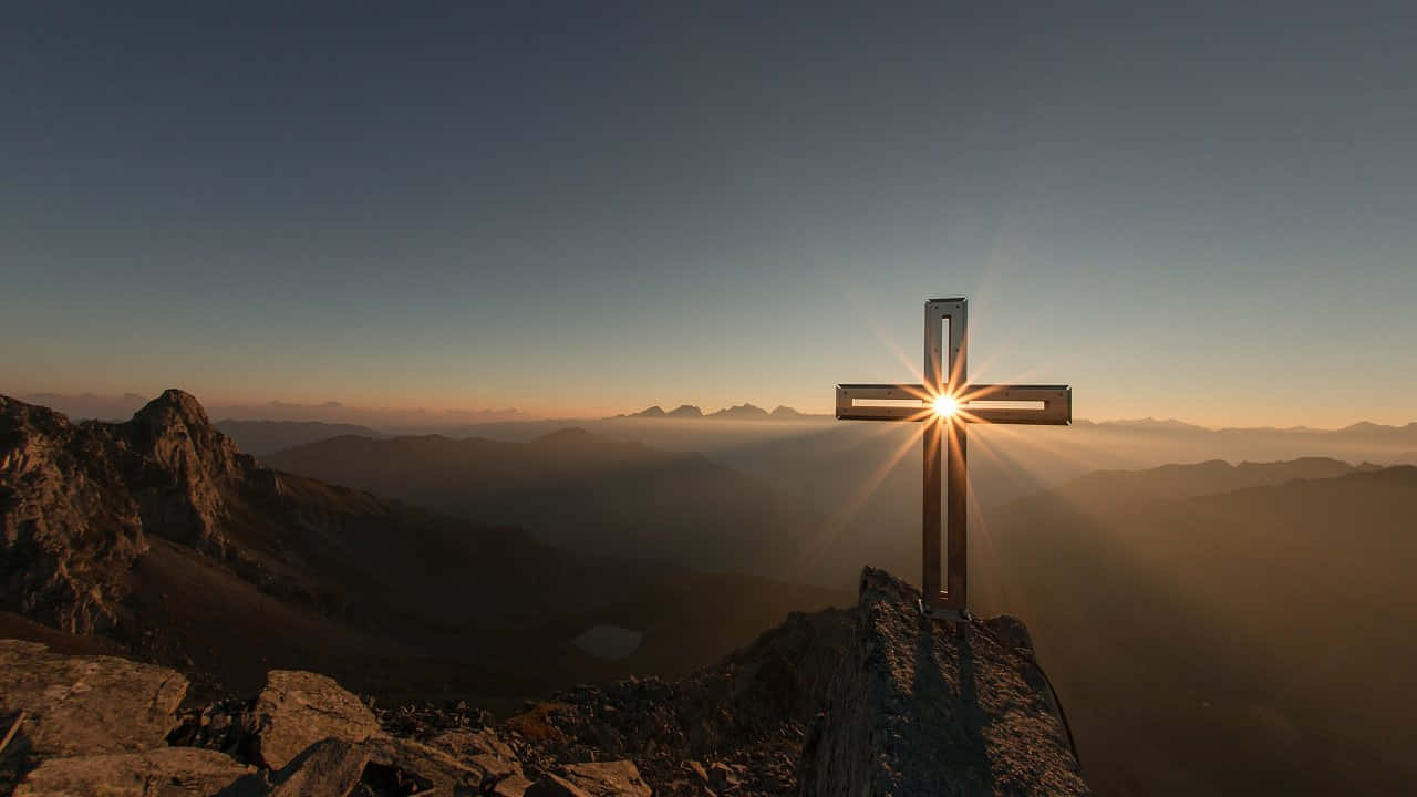 Croix Au Sommet De La Montagne Au Lever Du Soleil Fond d'écran