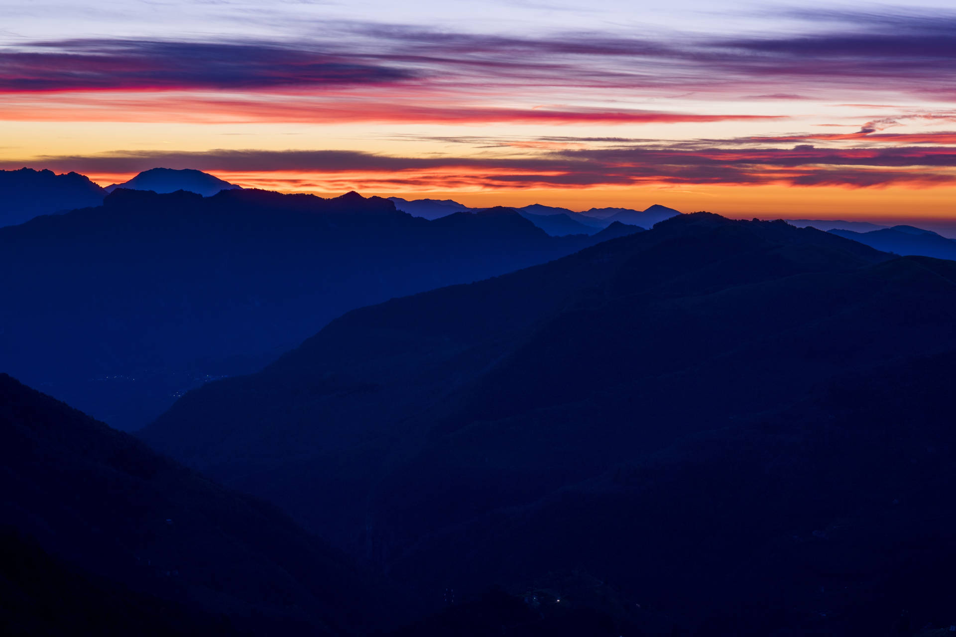 Travel to new heights with a beautiful mountain sunset. Wallpaper